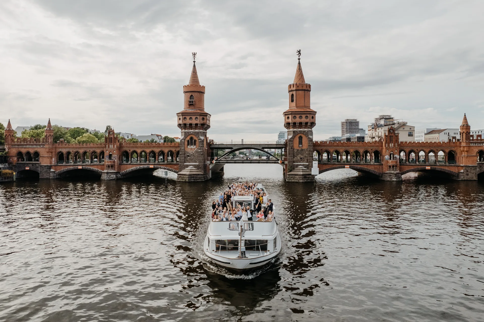 Schiff an der Oberbaumbrücke